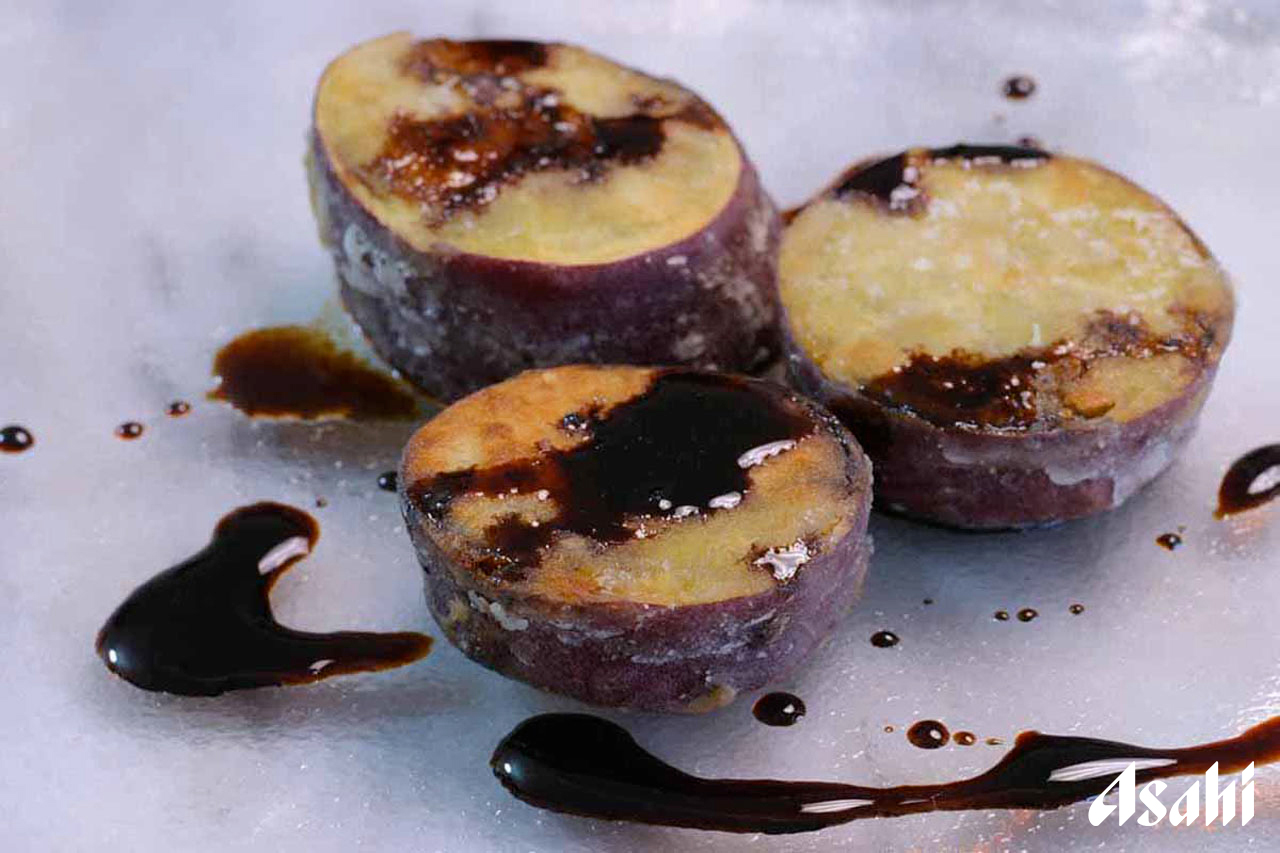 ローストサツマイモとご飯にスパイシーなタイのピーナッツソースをかけるレシピ